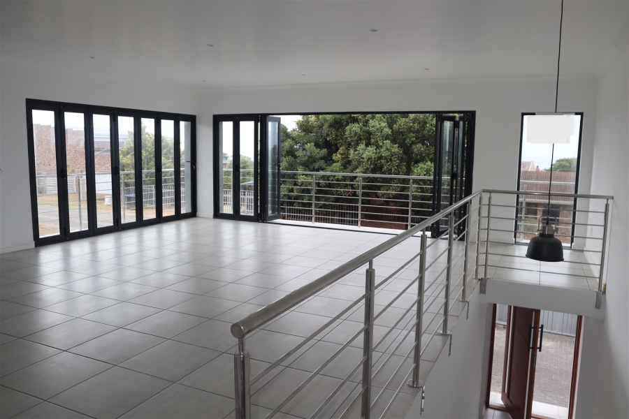 5 Bedroom Property for Sale in Wavecrest Eastern Cape